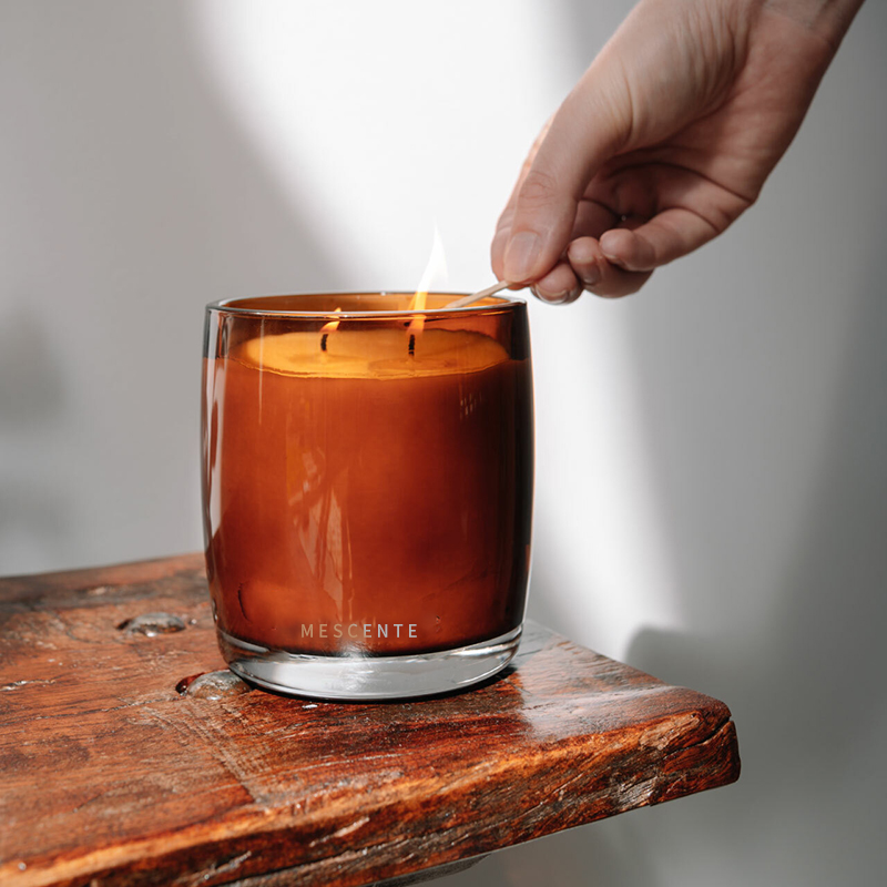 Candela profumata stellata alla vaniglia di lusso con etichetta privata con tocco di legno