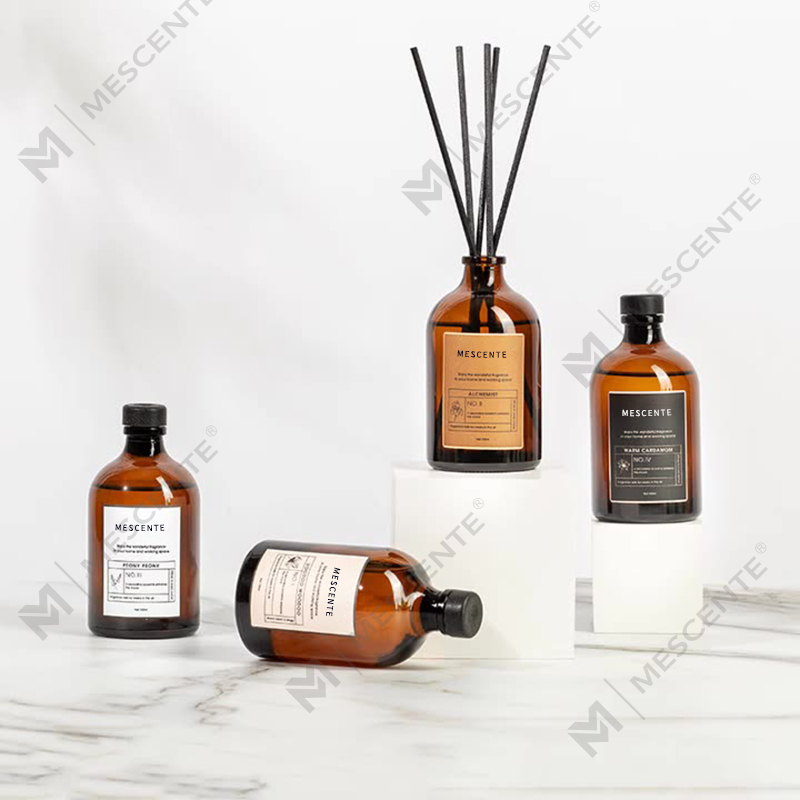Solvente per deodorante per ambienti con diffusore a lamella in fibra di vetro colorato iridescente di lusso nero e oro da 100 ml