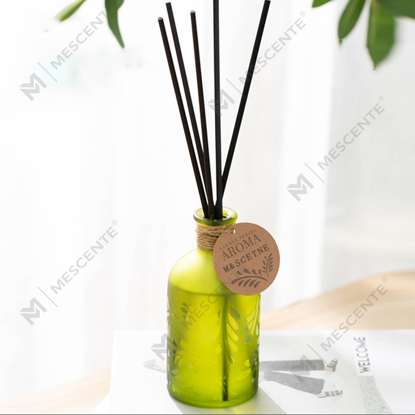 Diffusore a bastoncino liquido con fiore in bottiglia di vetro con etichetta privata di lusso M&Scent con confezione regalo