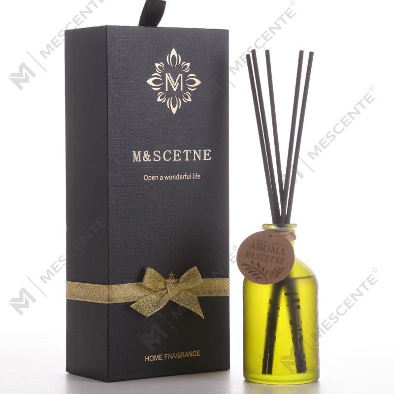 Diffusore a bastoncino liquido con fiore in bottiglia di vetro con etichetta privata di lusso M&Scent con confezione regalo