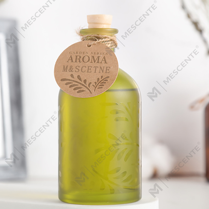 Diffusore a bastoncino liquido con fiore in bottiglia di vetro con etichetta privata di lusso M&Scent con confezione regalo