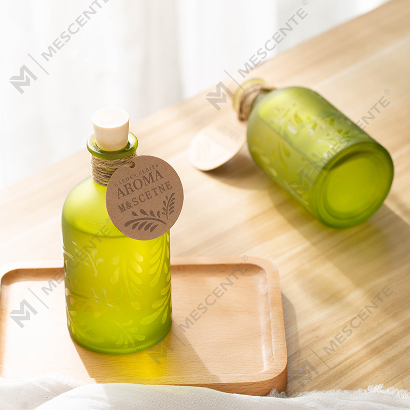 Diffusore a bastoncino liquido con fiore in bottiglia di vetro con etichetta privata di lusso M&Scent con confezione regalo
