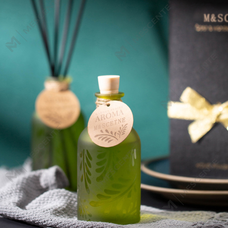 Diffusore a bastoncino liquido con fiore in bottiglia di vetro con etichetta privata di lusso M&Scent con confezione regalo