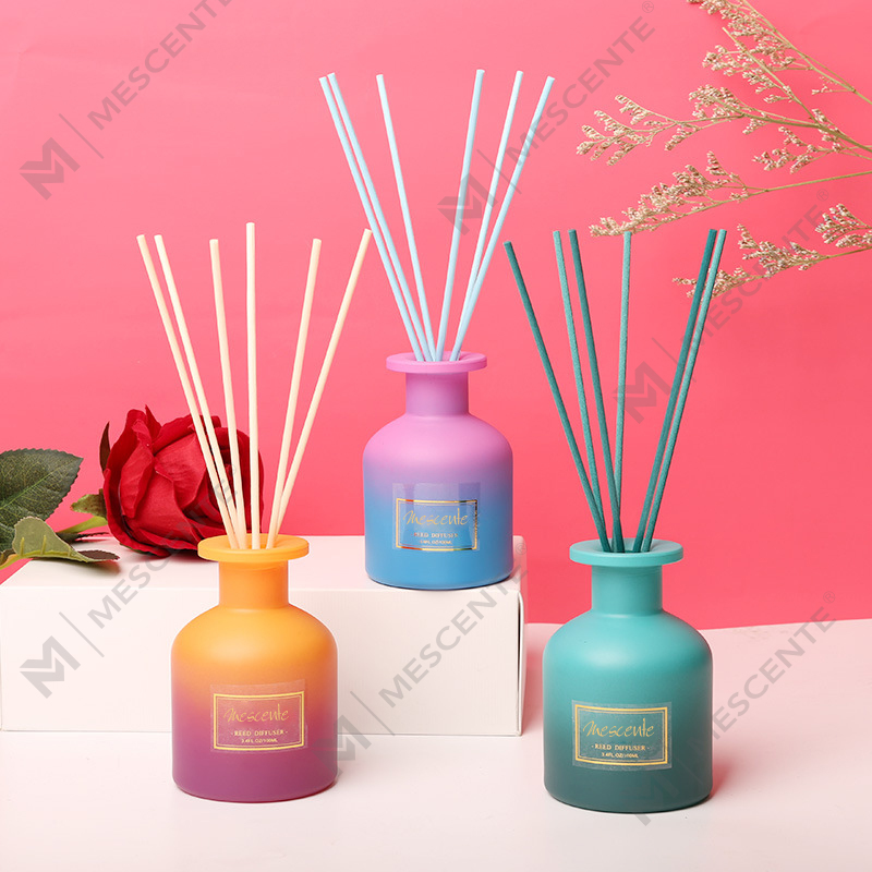 Diffusore a bastoncini di fragranza per la casa con bottiglia rotonda con etichetta privata M&Scent