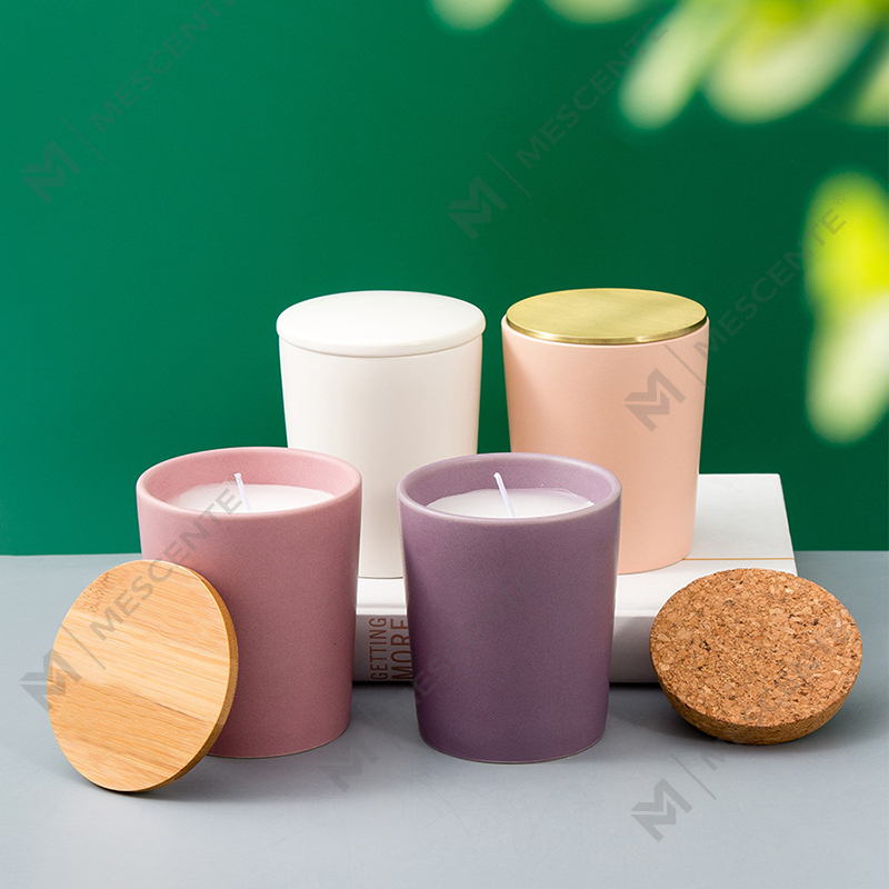 Candele di cera di soia profumate etichettate Citta con etichetta privata in vasetti di ceramica personalizzati di lusso con fiori secchi