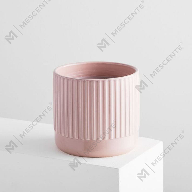 Negozio personalizzato che vende candela di soia profumata ambrata trio in ceramica rosa scanalata senza etichetta
