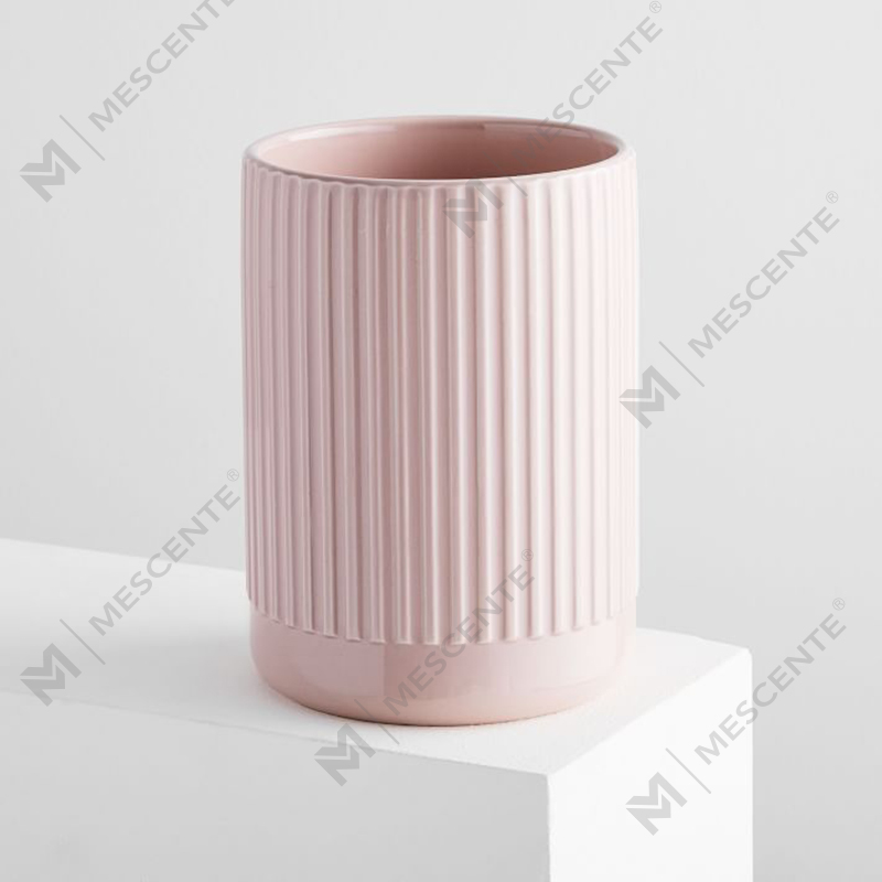Negozio personalizzato che vende candela di soia profumata ambrata trio in ceramica rosa scanalata senza etichetta